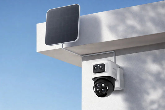 eufyCam S4 instalada en la pared de la casa, vigilancia de 360°