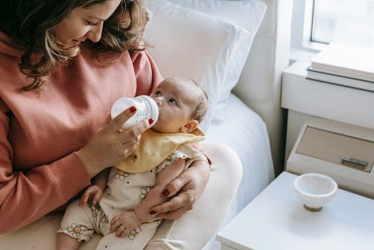 Stillen mit nur einer Brust kann gut funktionieren. Erfahren Sie, warum Babys eine Seite bevorzugen, wie die Milchbildung reagiert und wann Hilfe sinnvoll ist.